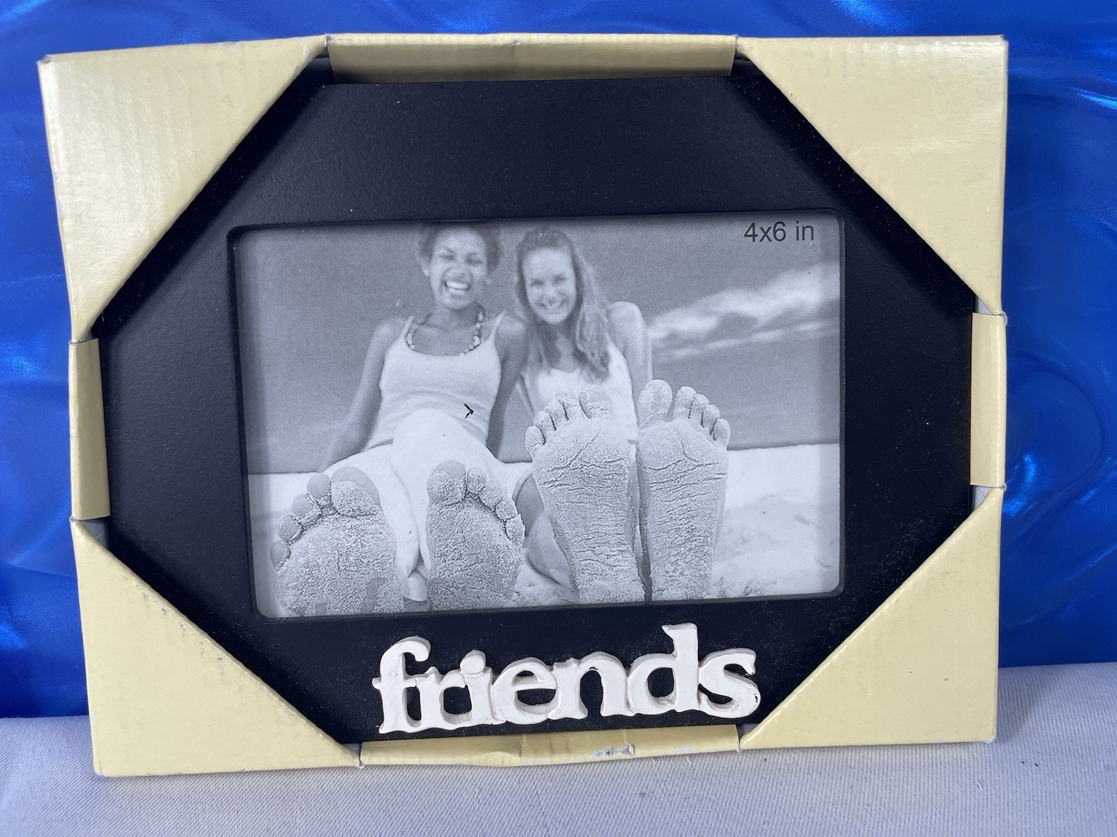 Memory Maker “Friends” Photo 4”X6” Photo Slot Frame approx 7”x9” Frame NIB gallery