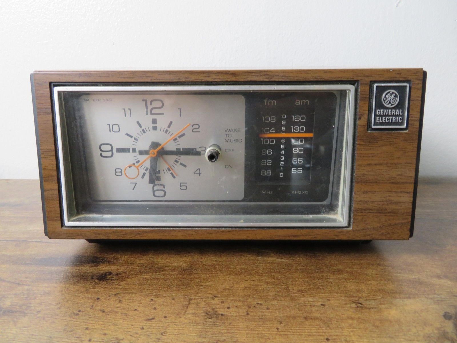 General Electric 7-4550B Vintage Clock Radio AM/FM Analog Walnut Grain 1982 gallery