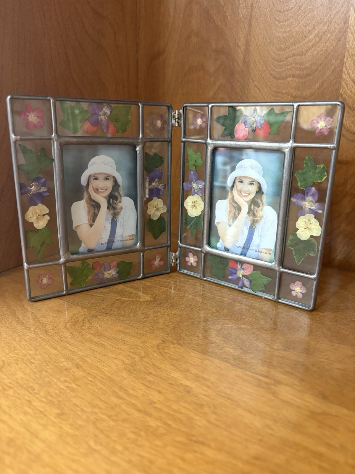 Double 2 1/2 X 3 1/2 Picture Frame with Pressed Flower Glass In Silver Tone gallery